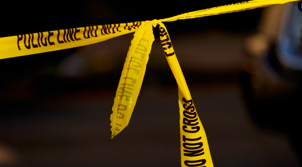 Tragjedi që rrëqeth shpirtin në Vushtrri – babai i merr jetën aksidentalisht djalit 4-vjeçar në oborrin e shtëpisë