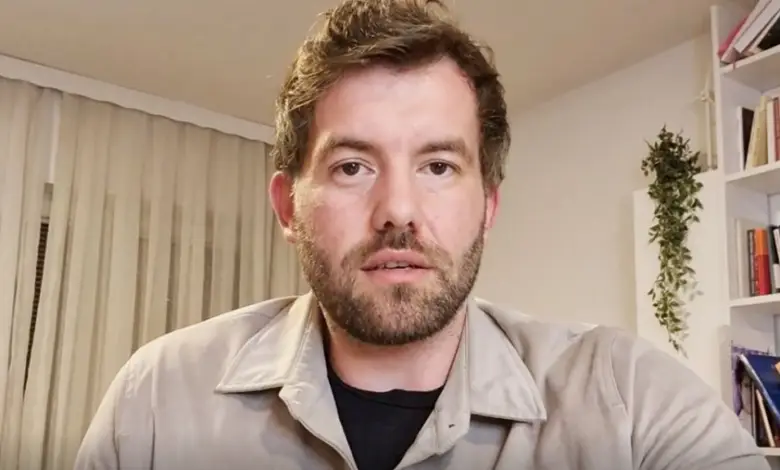 “Po e sulmojnë me i bë dëm Kurtit”, Gjinovci akuzon familjarët e viktimave për ekspozitën: Për pensione i deklaruan të vrarët si ushtarë