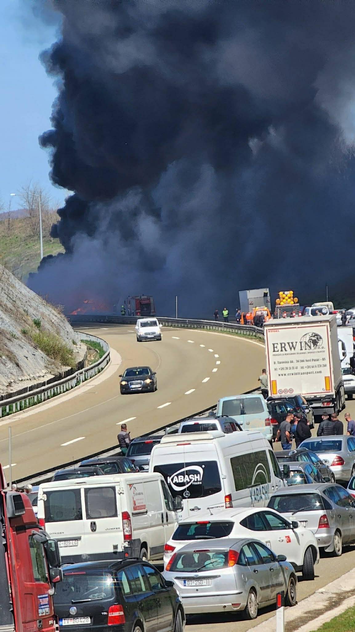 Zjarri i madh në autostradën “Ibrahim Rugova”, krijohen kolona të gjata te Qafa e Duhles