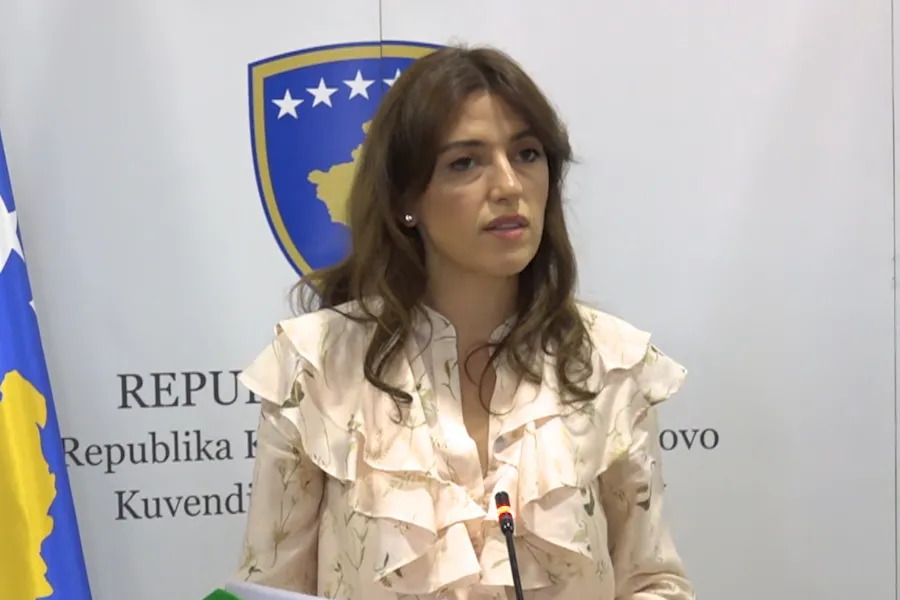 Albulena Haxhiu njofton për kohën e varrimit të babait të saj