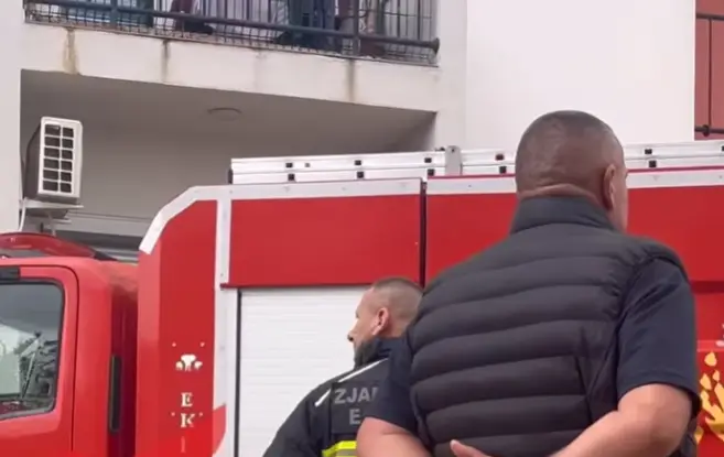 Zjarrfikësit e Policia në vendngjarje, pamje nga banesa ku ndodhi tragjedia me tre viktima në Malishevë