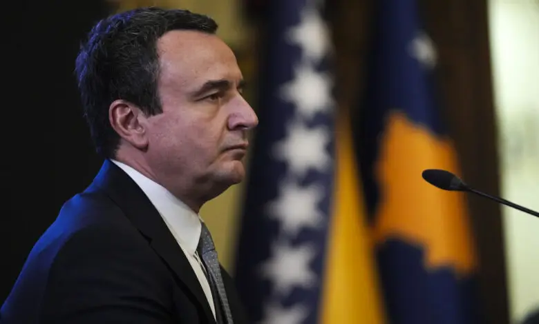 Kryeministri i Kosovës, Albin Kurti, pas takimit me kryetarin e Lidhja Demokratike e Kosovës, Lumir Abdixhiku, ka deklaruar se bisedimet ndërmjet palëve kanë rezultuar të pasuksesshme.   Kurti tha se asnjë nga ofertat e paraqitura nga Lëvizja Vetëvendosje nuk është pranuar nga Abdixhiku, duke shtuar se vendi po shkon drejt zgjedhjeve të reja, të cilat sipas tij janë të panevojshme dhe me kosto të lartë për shtetin.  “Në këtë mënyrë Kosova po shkon drejt zgjedhjeve të reja, të panevojshme, që i humbin kohë shtetit dhe mjete buxhetit të Kosovës. Së paku 1 milion euro kushtojnë zgjedhjet e reja dhe nuk do të sjellin zgjidhje sepse nuk do ta kemi numrin prej 80 deputetëve për ta bërë kuorumin. Është dashur të përpiqemi më shumë dhe nuk është dashur të refuzohet oferta jonë për qeverisje”, ka deklaruar Kurti.