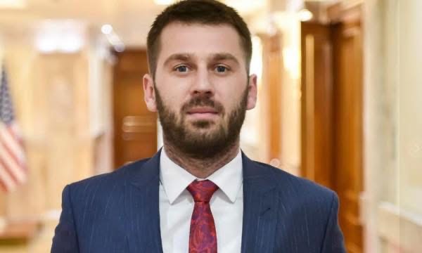 Lajmërohet deputeti i Vetëvendosjes që u “akuzua” se  ia shkroi fjalimin Fatos Gecit