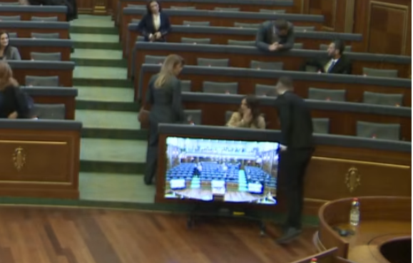 “Mos mu afro, ik ,ik”- Fatos Geci tenton t’i flas Çitakut në Kuvend, ajo e injoron