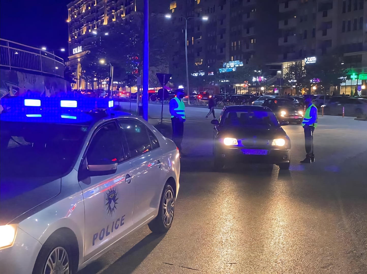 Ndodh edhe kjo: E godet policin me veturë dhe tenton të ikë