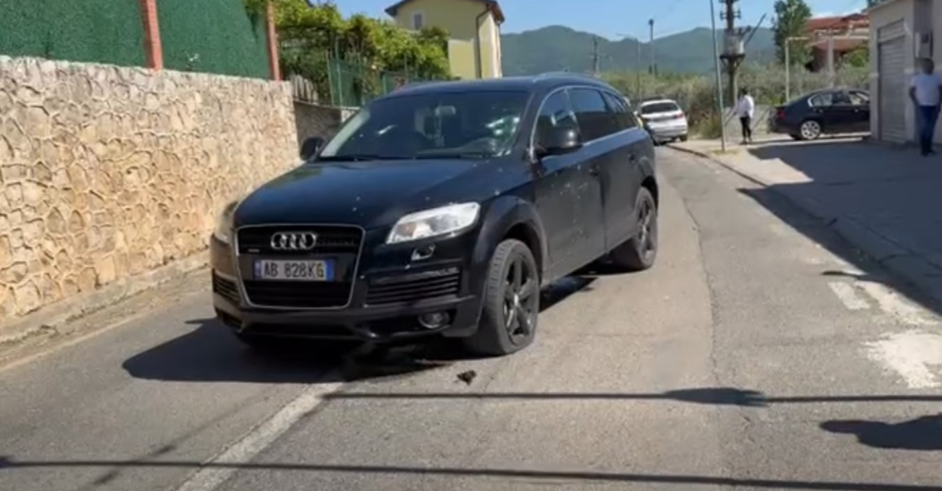 Vriten burrë e grua, trupat e tyre ende në veturë