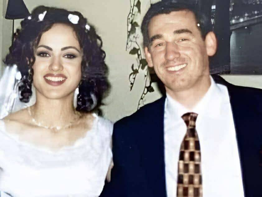 Një fotografi e vjetër e një nuse dhe dhëndri po qarkullon në rrjet, i njihni