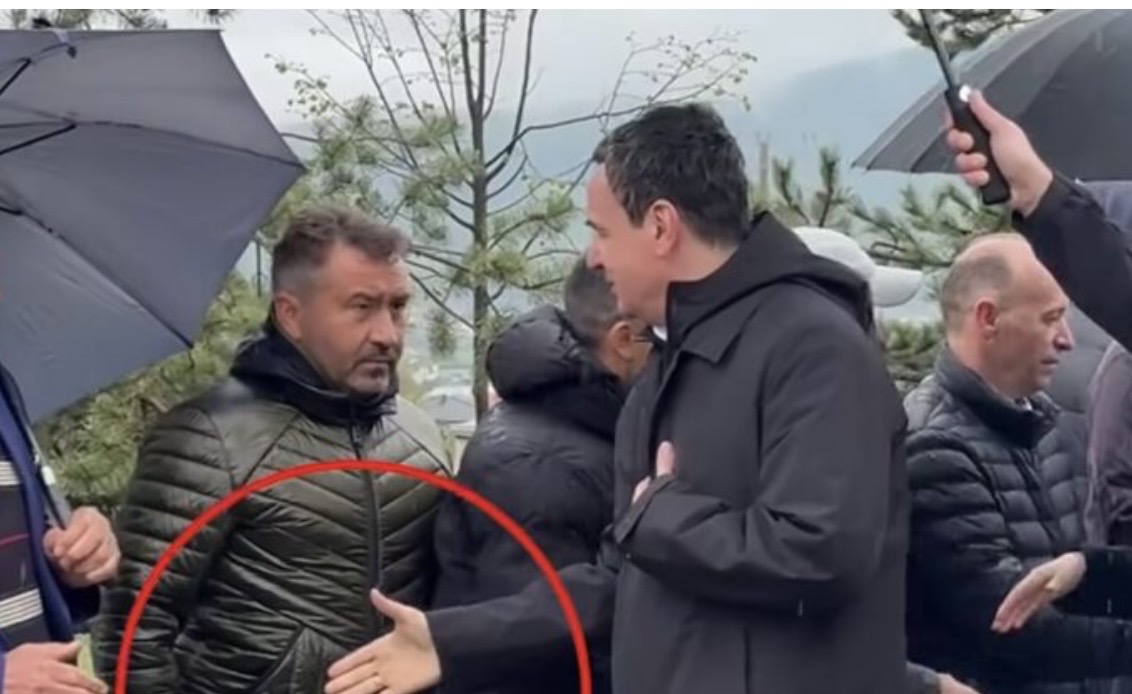 Drenicaku nuk ia zgjat dorën Albin Kurtit gjatë homazheve në Gllobar