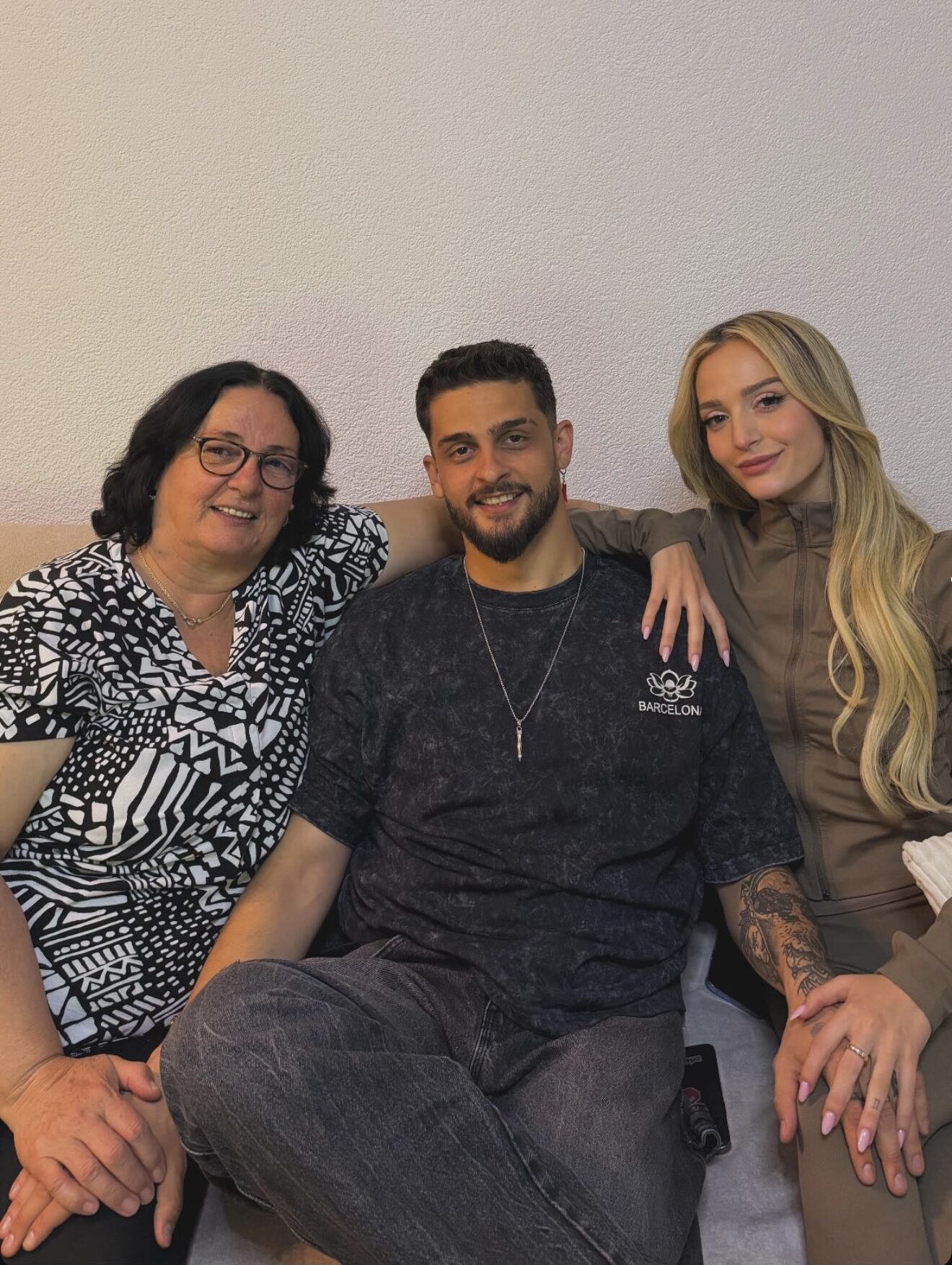 Selin shkon në Istog, pozon bashkë me vjehrrën