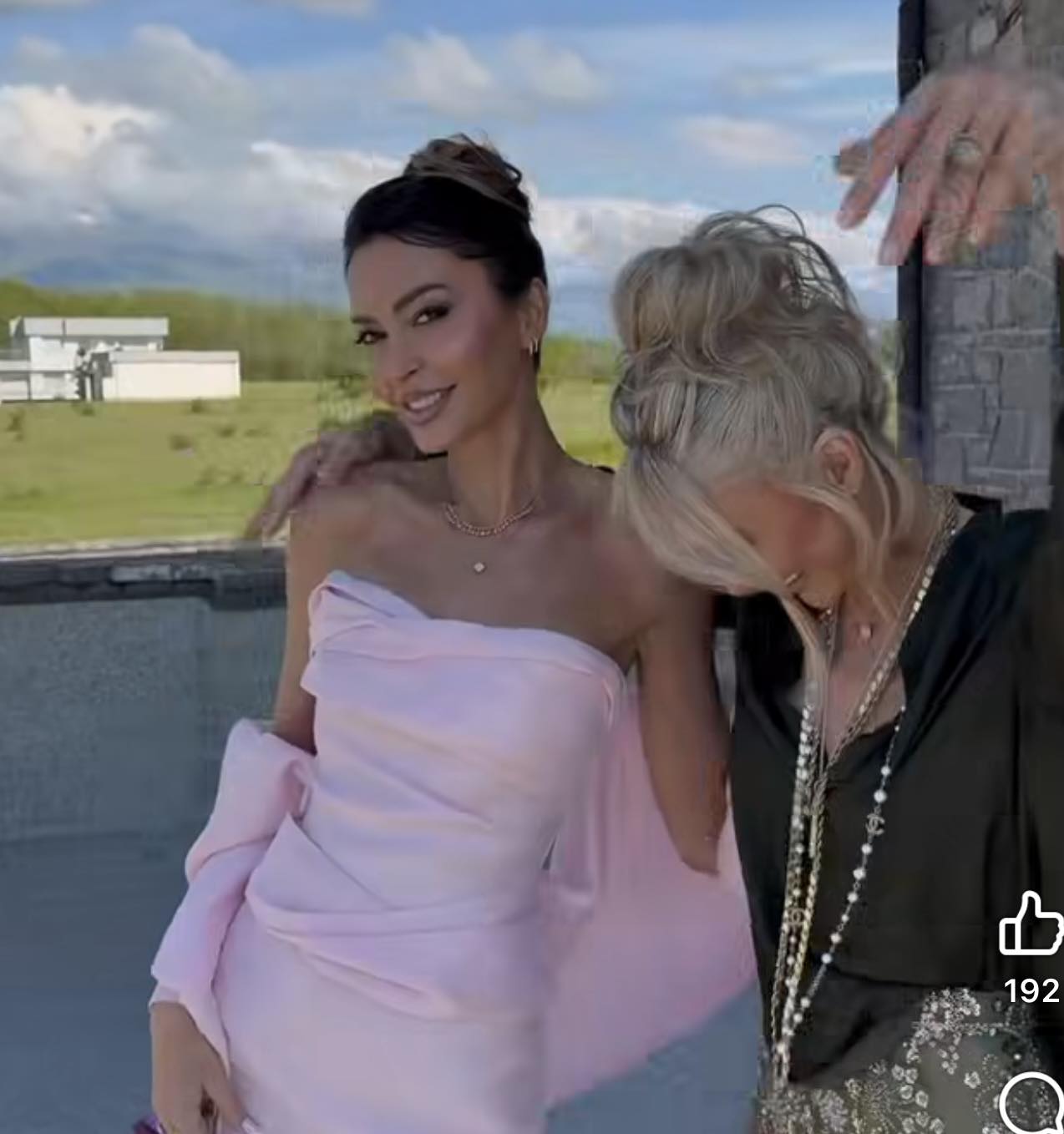 Festë në familjen Haradinaj, kështu po duken Anita dhe Lola