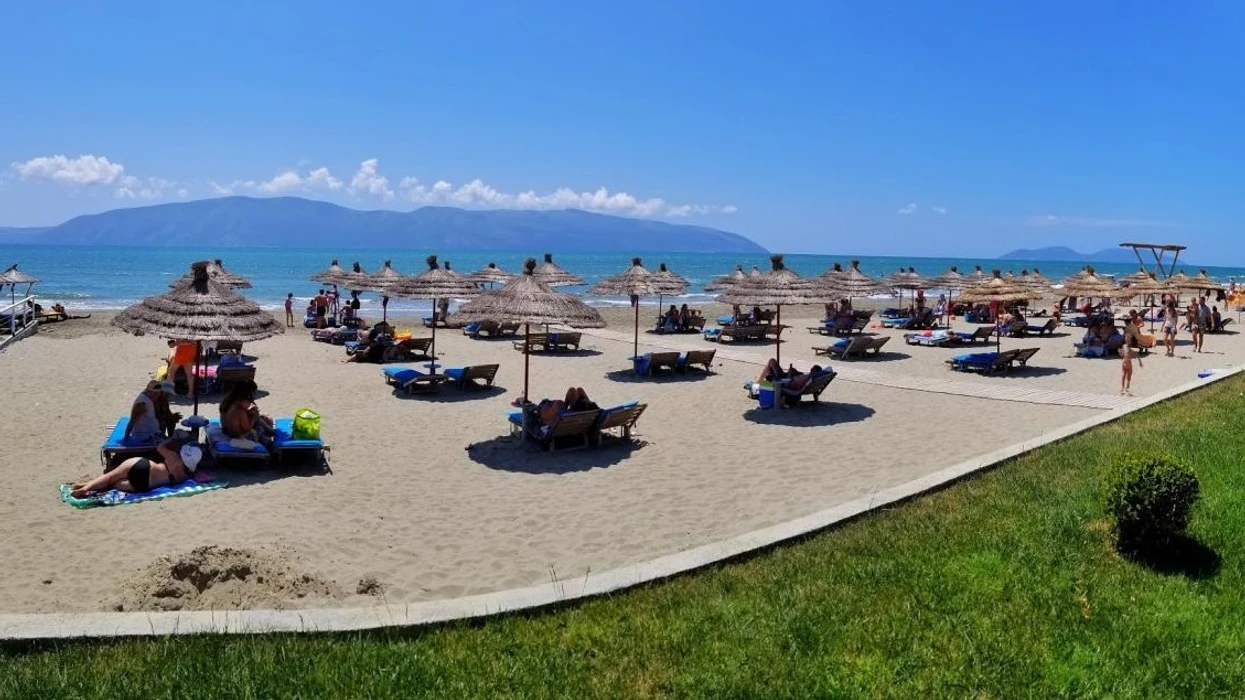 Kryetarja e Vlorës: S’ka më shezlongë 20 euro…