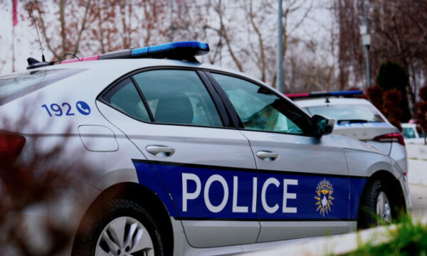 E rrahu me dru pse doli për kafe – burri godet bashkëshorten