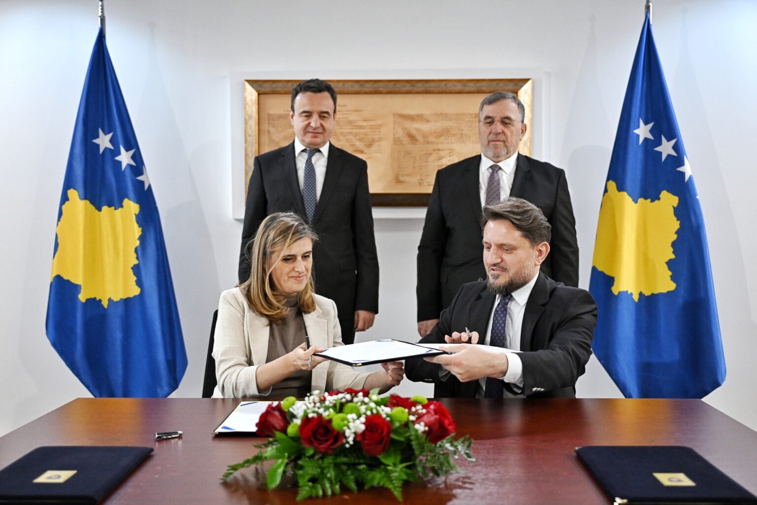 Serbët e dogjën në luftë, Kurti njofton marrëveshjen për rindërtimin e Xhamisë së Ibrit