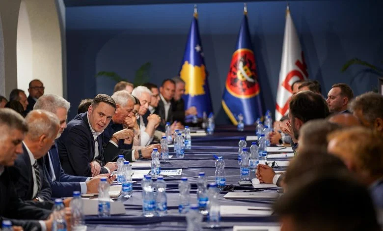 Dy deputetët e LDK-së që bojkotuan mbledhjen e Kryesisë ku u vendos ‘bashkimi’ me Vjosa Osmanin