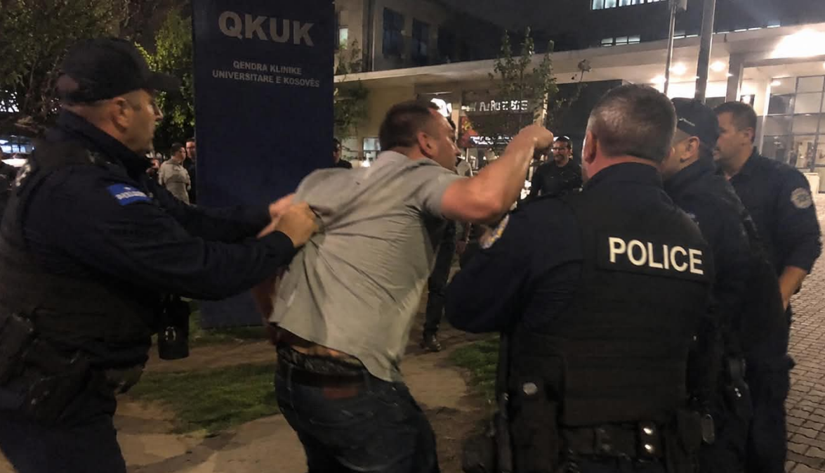 Kaos në Emergjencën e QKUK-së: i dehuri sulmon Policinë dhe kafshon njërin zyrtar në dorë