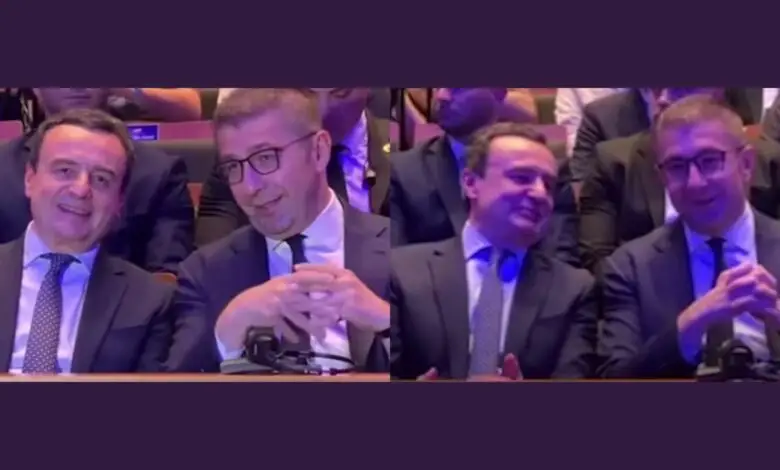 Momenti në Shkup: Mickoski dhe Kurti ulur krah për krah dhe të buzëqeshur në kongresin e VLEN-it