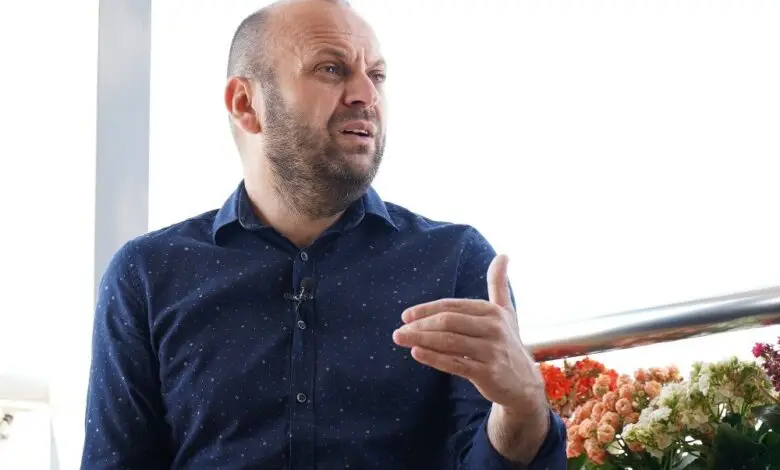Mushkolaj i ashpër me Vjosa Osmanin: Pesë vjet në “krahët” e Albinit, tash të Lumirit