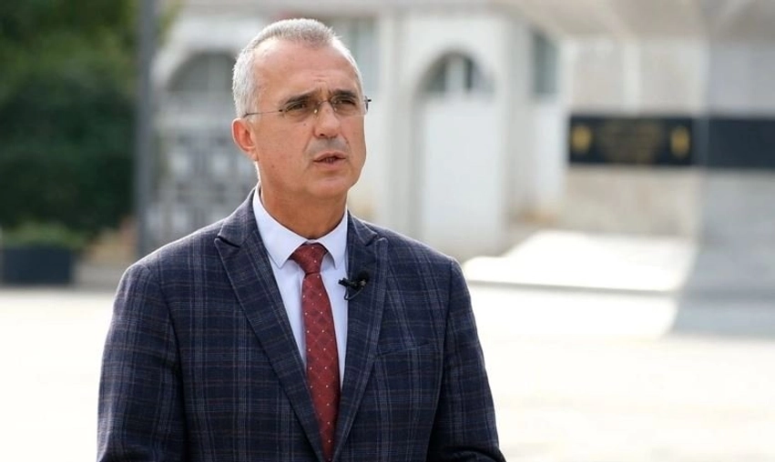 Dugolli publikon foto nga spitali me Hysni Mehanin