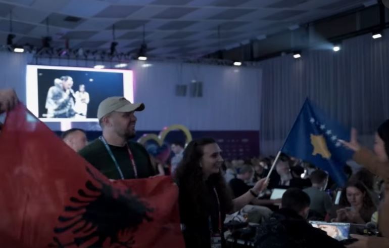 Incident në Eurovision, delegacionit serb i pengon flamuri i Kosovës