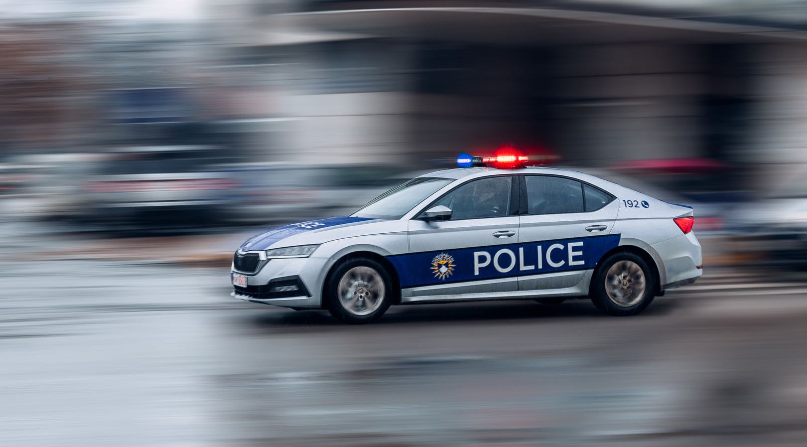 Skandal në Policinë e Kosovës, kjo është zyrtarja policore që u kap e zhveshur me kolegun në veturën zyrtare