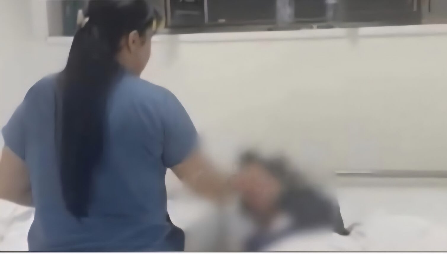 “Çohu o dreq mos bëj si e sëmurë”, infermierja e psikiatrisë ofendon dhe shanë pacienten