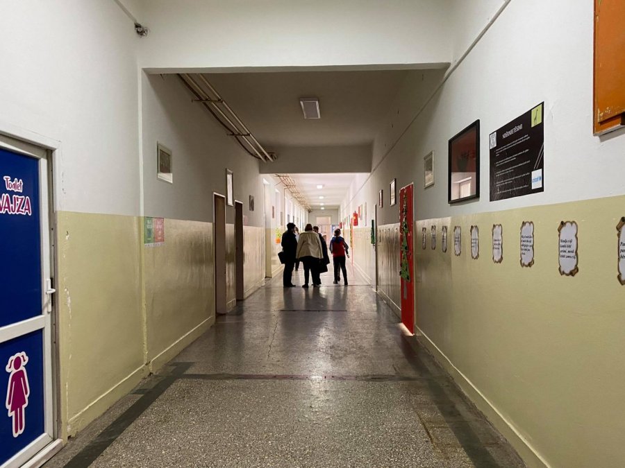 Pezullohet drejtori i një shkolle në Gjakovë, dyshohet se ngacmoi seksualisht një 17-vjeçare