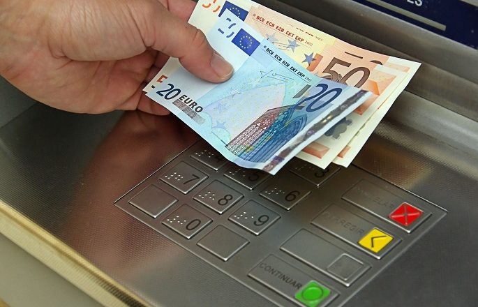 Qytetarët kritikojnë shtesat prej 100 eurosh: Po përdoren për fushatë para zgjedhjeve dhe Bajramit