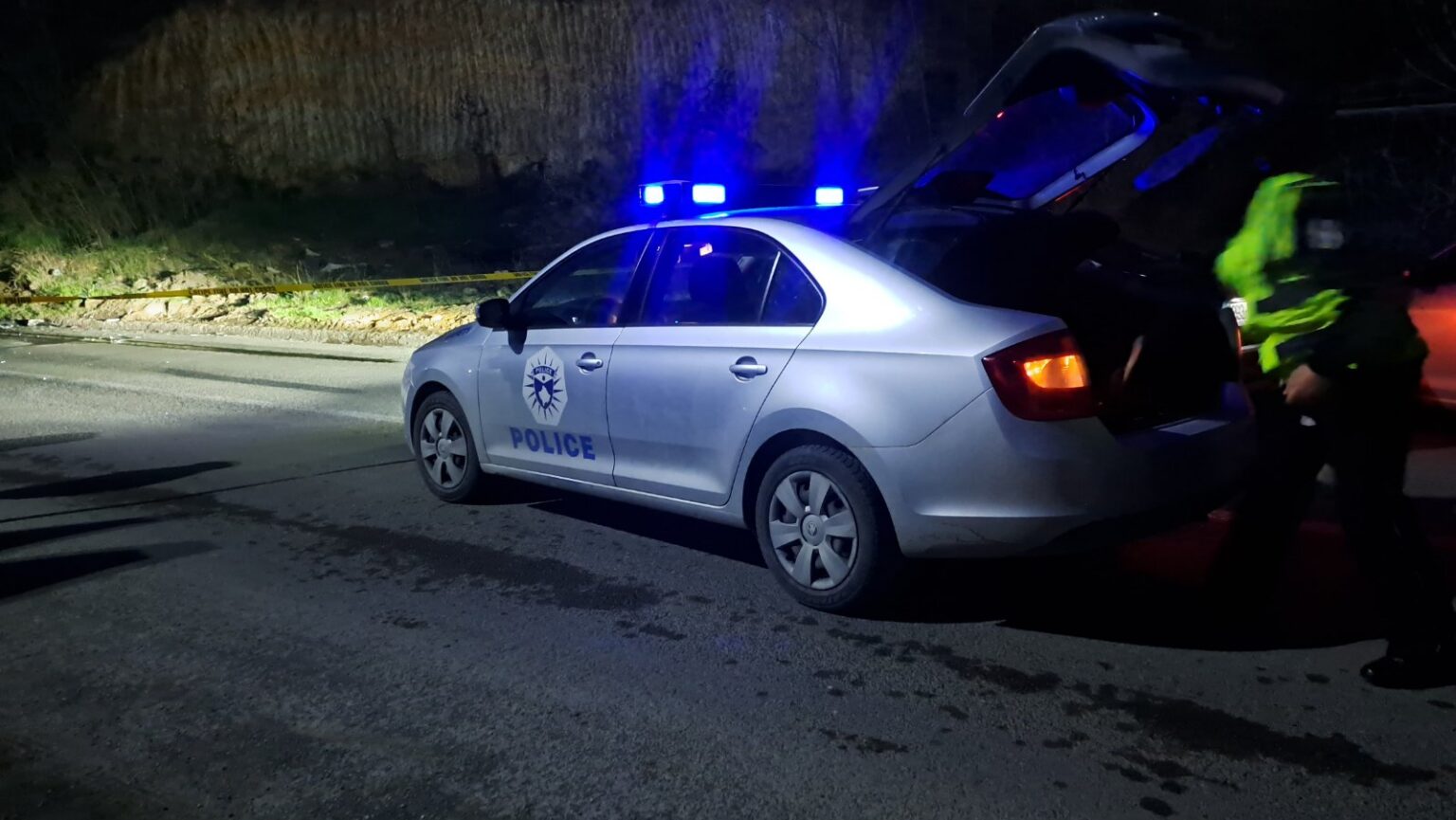 Dhëndri e kap për fyti vjehrrën