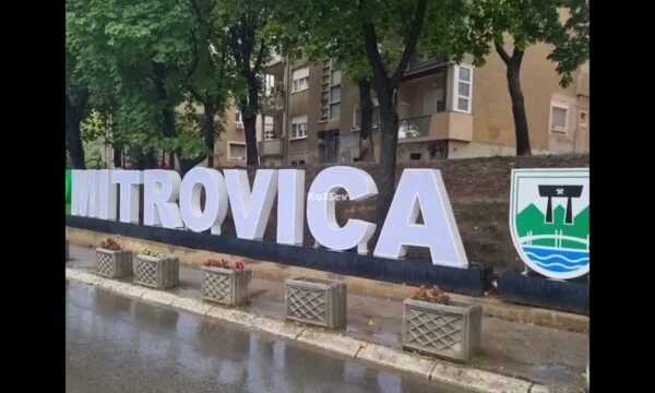 Asamblistët në Mitrovicën e Veriut miratojnë largimin e mbishkrimit “Unë e dua Mitrovicën”