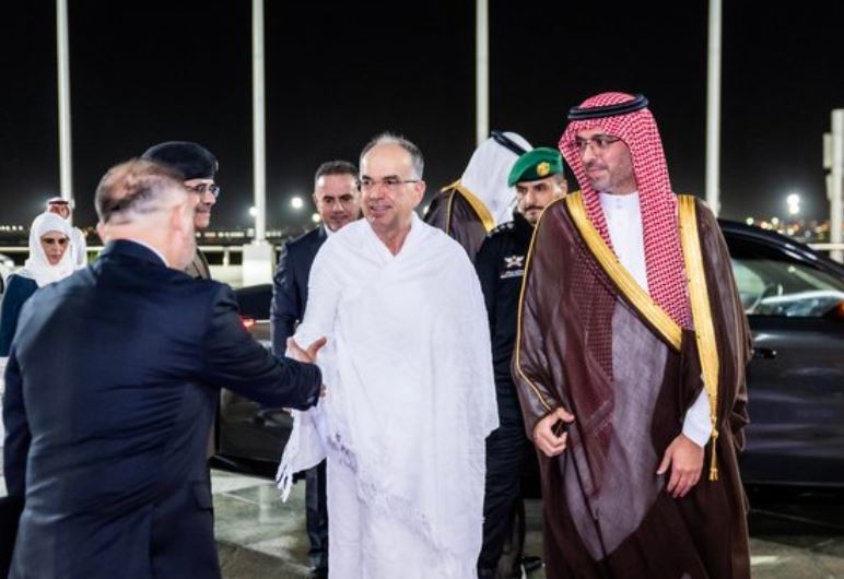 FOTO/ Begaj mbërrin në Arabinë Saudite për pelegrinazhin e Haxhit, Presidenti pritet me ceremoni zyrtare në Xheda
