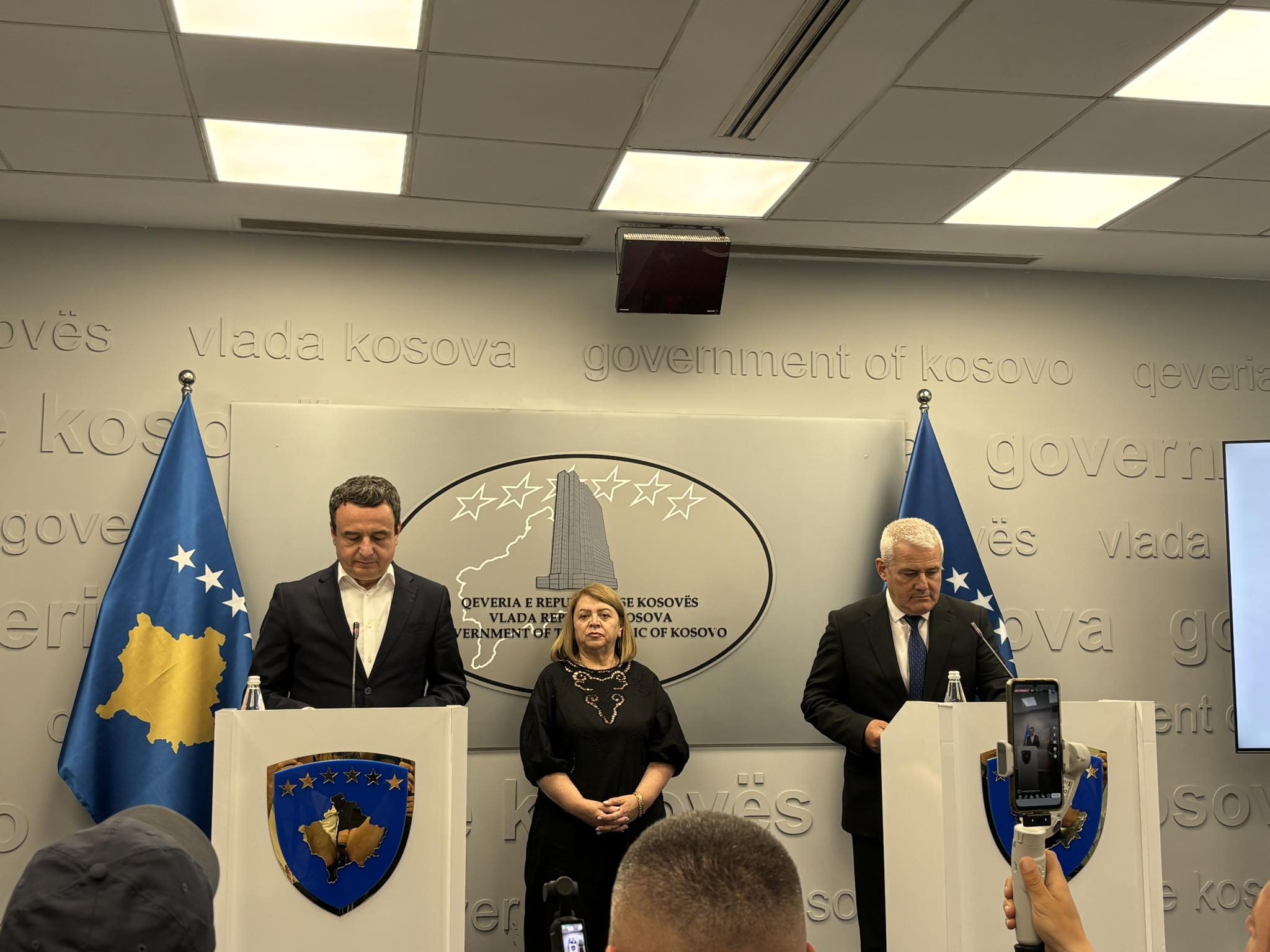 Qindra serbë aplikojnë për t’u bërë shtetas të Kosovës, Sveçla ‘krenohet’ në një konferencë