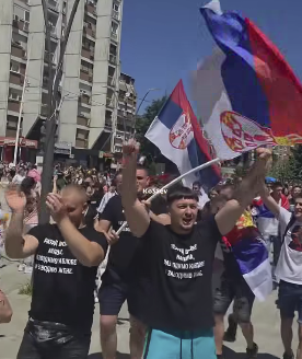 Maturantë serbë në Mitrovicë thërrasin “Kosova është zemër e Serbisë”