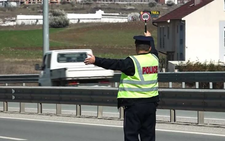 Vushtrriasi s’u bindet urdhrave, godet policin me veturë dhe ikë nga vendi i ngjarjes