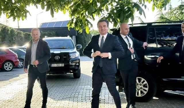 Zyrtari policor që u suspendua pasi mohoi që eskorta e Kurtit u sulmua nga Sami Lushtaku është veteran i UÇK-së