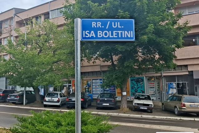 Hiqet tabela me emrin e Gjingjiqit në Mitrovicën e Veriut, mbetet ajo me emrin e Isa Boletinit