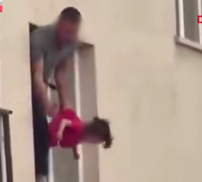 Pamje Horror: Babai kërcënon vajzën 3-vjeçare me thikë dhe e var nga dritarja, policia e shpëton në momentet e fundit