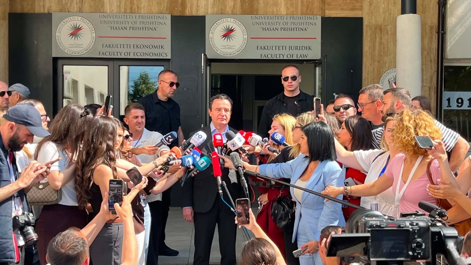 Bashkëshortja pa të drejtë vote në Kosovë, Kurti voton i vetëm
