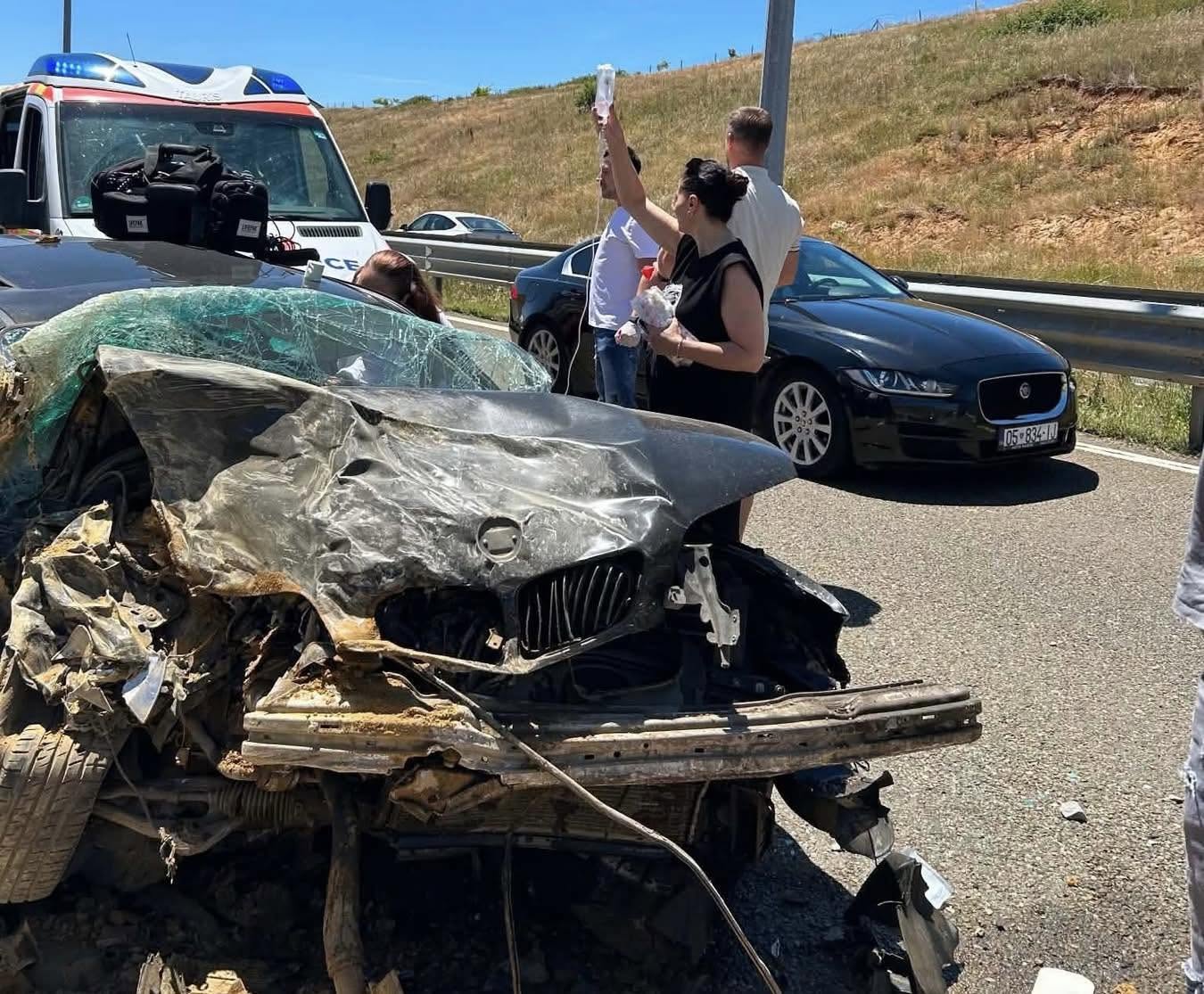 Vdes gruaja nga aksidenti në autostradë, në gjendje të rëndë burri i saj