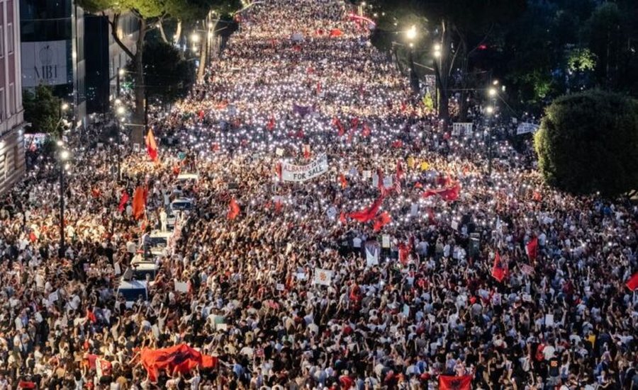 Pas protestave në shesh, deputetja jep dorëheqje nga partia e Edi Ramës