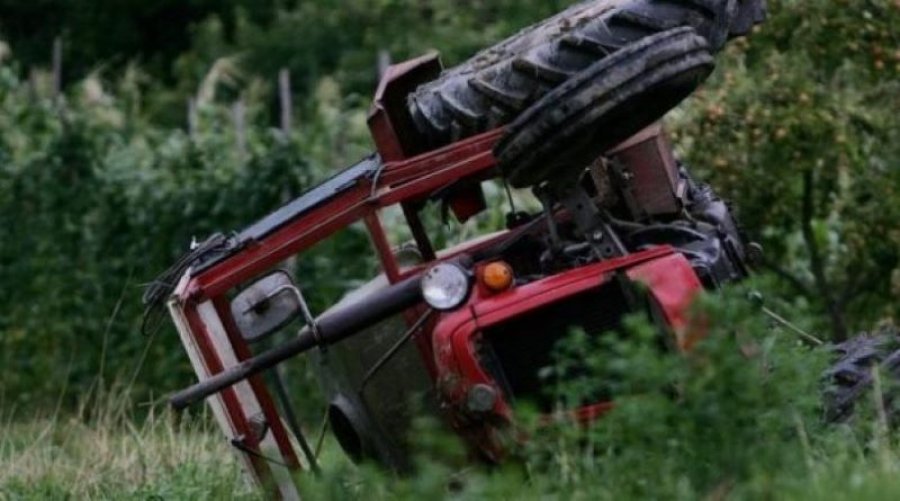 U rrokullis me traktor, vďes një person