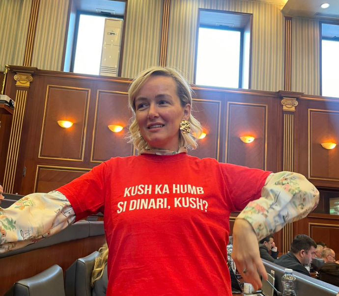 Lajmërohet Adriana Matoshi, i “kapet” LDK’së: Koncetrohuni o burra