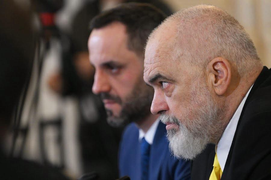 Ministri i Brendshëm porosit proťesťuesit nga Kosova në Tiranë: Mos harroni, Rama kerkoi njohjen e Kosovës në mes të Beogradit