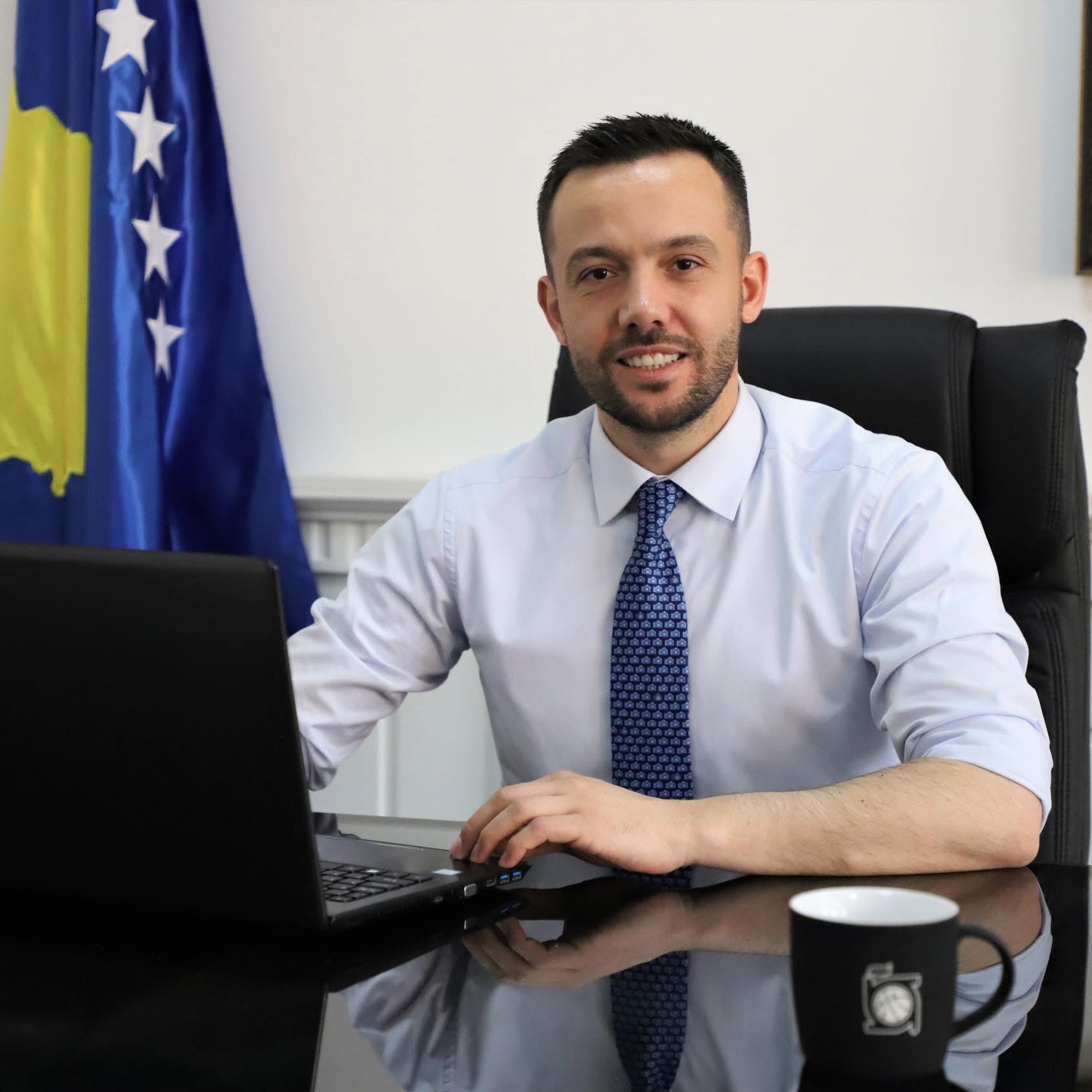 Bëhet horë Arian Tahiri, publikoi një status “gabimisht” ku goditet opozita, edhe media që e raportoi e fshiu lajmin