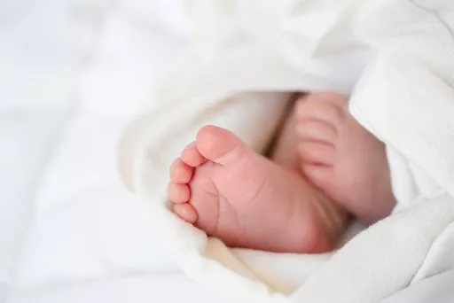 Një foshnje e porsalindur gjendet e vďekur në një grumbull mbeturinash – kërkohen nëna