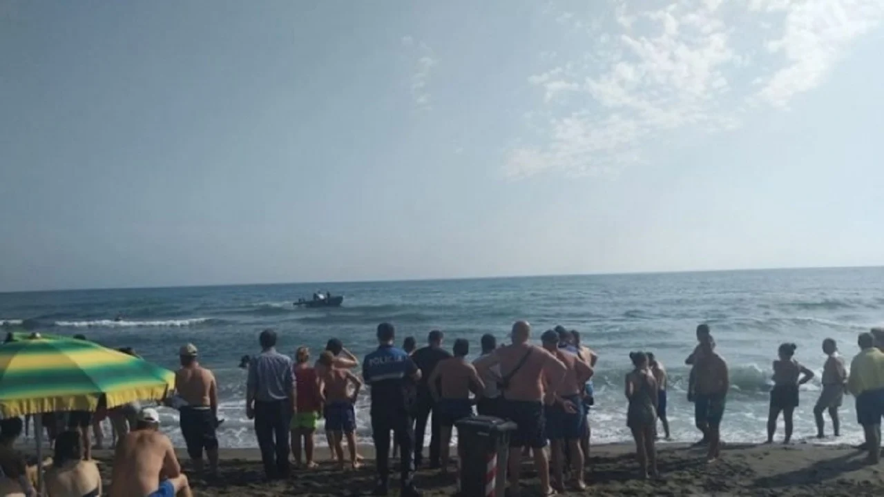 Dyshohet se ka humbur jetën një vajzë në plazhin e Shëngjinit