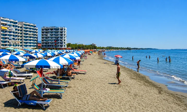 Bashkia e Lezhës publikon çmimet e shezlloneve dhe kërkon denoncimin e abuzimeve në plazhe