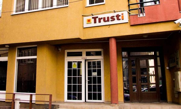 Trusti me njoftim të rëndësishëm