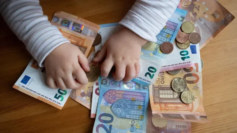 Shteti nis hetimet pasi dyshohet që mijëra fëmijë mga diaspora marrin shtesa në Kosovë çdo muaj