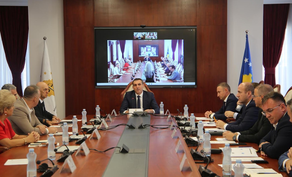 Kryeprokurori mbledh kryeprokurorët, kërkon hetime për korrupsionin e nivelit të lartë