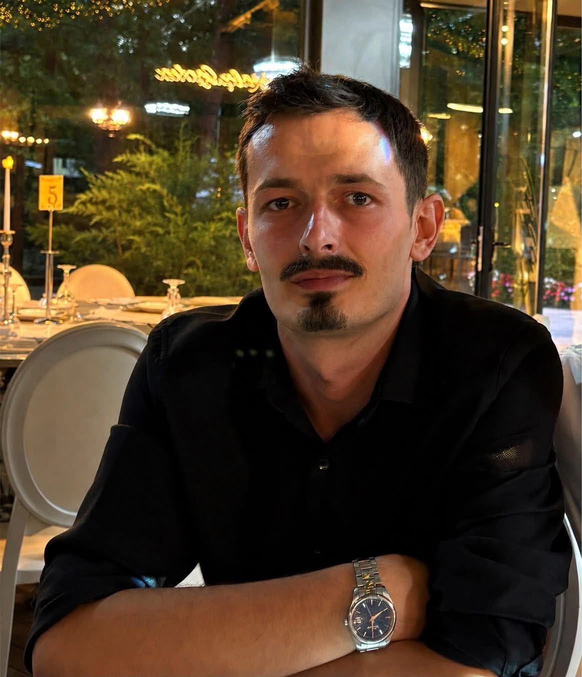 E dhimbshme: Sot i jepet lamtumira e fundit Arianit Çetaj, djalit të rapsodit të njohur Hasan Çetaj